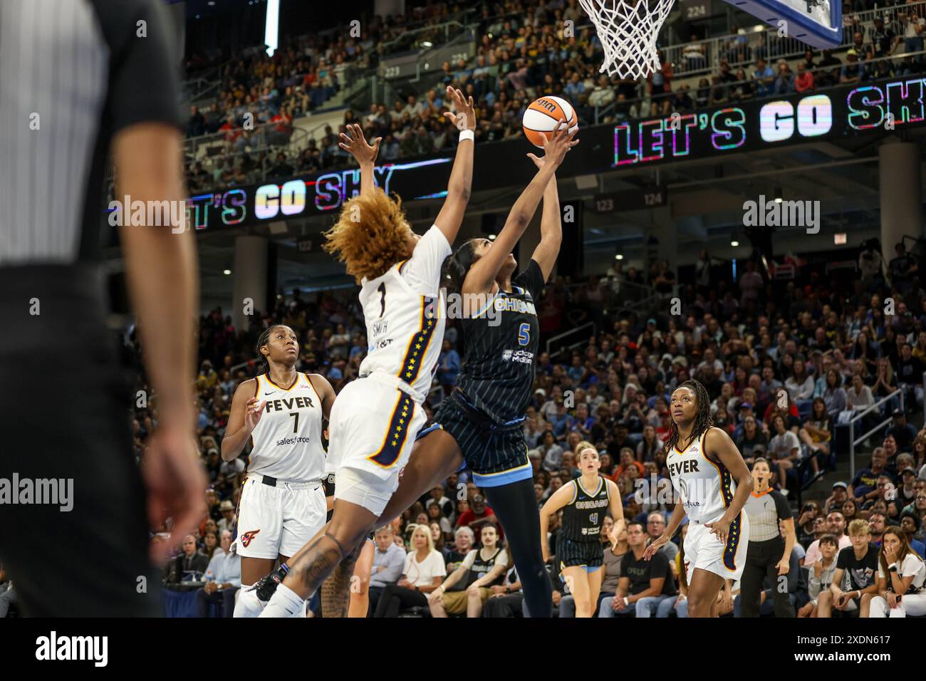 Chicago, USA. Juni 2024. Chicago, USA, 23. Juni 2024: Angel Reese (5 Chicago Sky) schießt den Ball während des Spiels zwischen Chicago Sky und Indiana Fever am Sonntag, 23. Juni 2024 in der Wintrust Arena, Chicago, USA. (KEINE KOMMERZIELLE NUTZUNG) (Shaina Benhiyoun/SPP) Guthaben: SPP Sport Pressefoto. /Alamy Live News Stockfoto