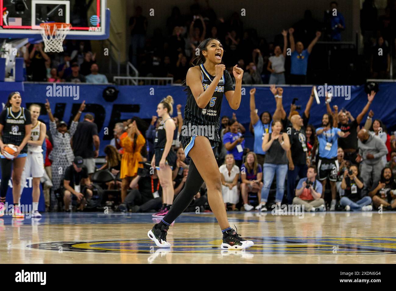 Chicago, USA. Juni 2024. Chicago, USA, 23. Juni 2024: Angel Reese (5 Chicago Sky) reagiert auf ein Spiel zwischen Chicago Sky und Indiana Fever am Sonntag, 23. Juni 2024 in der Wintrust Arena, Chicago, USA. (KEINE KOMMERZIELLE NUTZUNG) (Shaina Benhiyoun/SPP) Guthaben: SPP Sport Pressefoto. /Alamy Live News Stockfoto