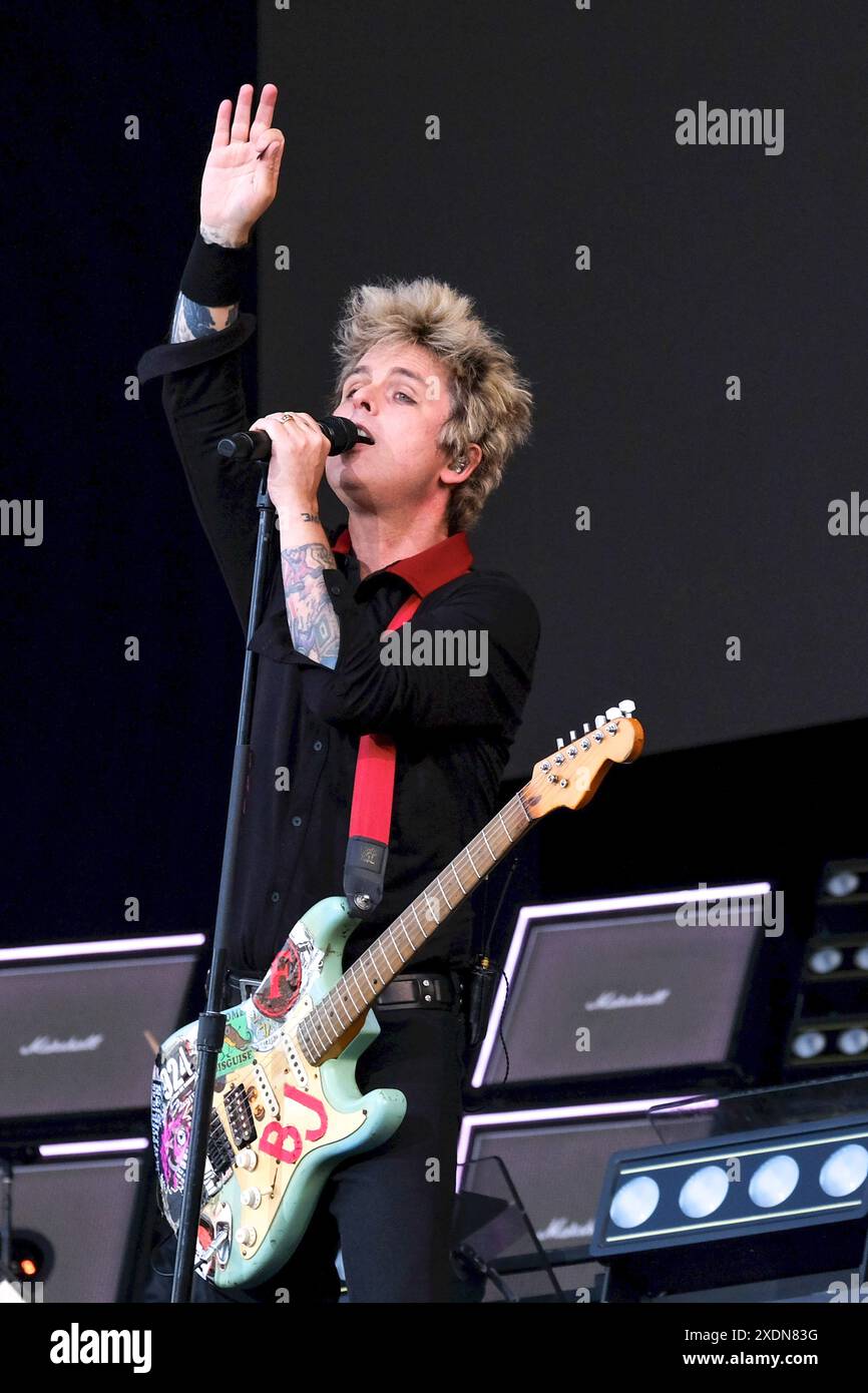 Newport, Großbritannien. Juni 2024. Billie Joe Armstrong, Leadsänger und Gitarrist der amerikanischen Punkband Green Day, tritt live auf der Bühne des Isle of Wight Festivals auf. (Foto: Dawn Fletcher-Park/SOPA Images/SIPA USA) Credit: SIPA USA/Alamy Live News Stockfoto