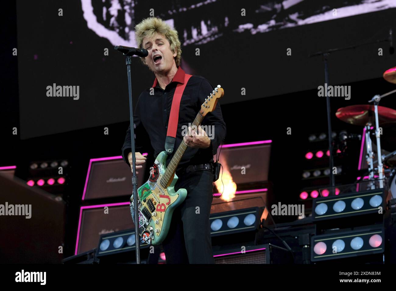 Newport, Großbritannien. Juni 2024. Billie Joe Armstrong, Leadsänger und Gitarrist der amerikanischen Punkband Green Day, tritt live auf der Bühne des Isle of Wight Festivals auf. (Foto: Dawn Fletcher-Park/SOPA Images/SIPA USA) Credit: SIPA USA/Alamy Live News Stockfoto