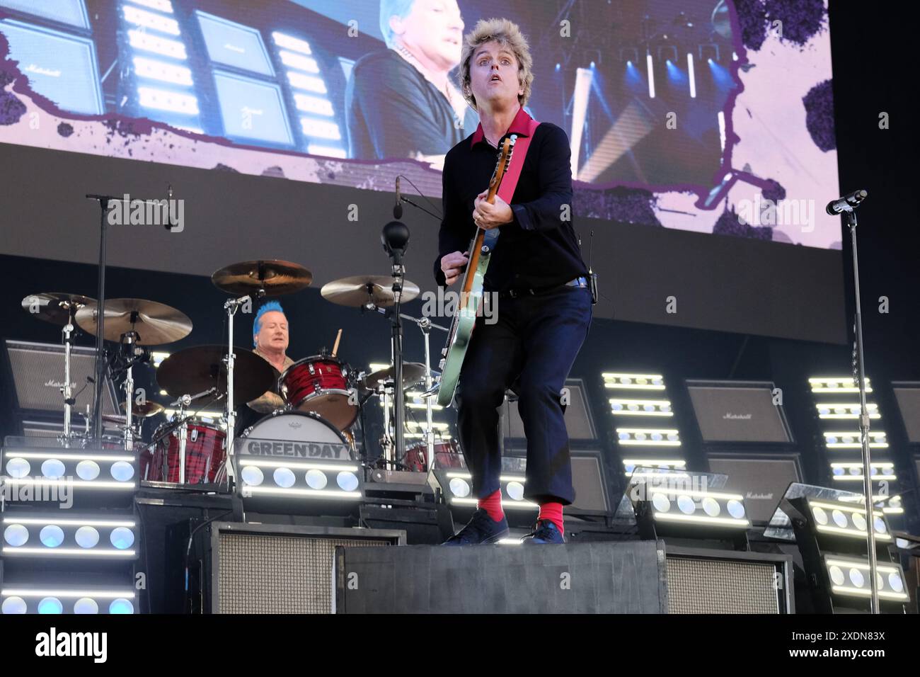 Newport, Großbritannien. Juni 2024. Billie Joe Armstrong, Leadsänger und Gitarrist der amerikanischen Punkband Green Day, tritt live auf der Bühne des Isle of Wight Festivals auf. (Foto: Dawn Fletcher-Park/SOPA Images/SIPA USA) Credit: SIPA USA/Alamy Live News Stockfoto
