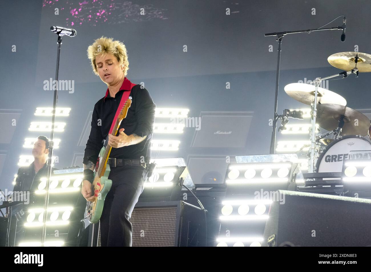 Newport, Großbritannien. Juni 2024. Billie Joe Armstrong, Leadsänger und Gitarrist der amerikanischen Punkband Green Day, tritt live auf der Bühne des Isle of Wight Festivals auf. (Foto: Dawn Fletcher-Park/SOPA Images/SIPA USA) Credit: SIPA USA/Alamy Live News Stockfoto
