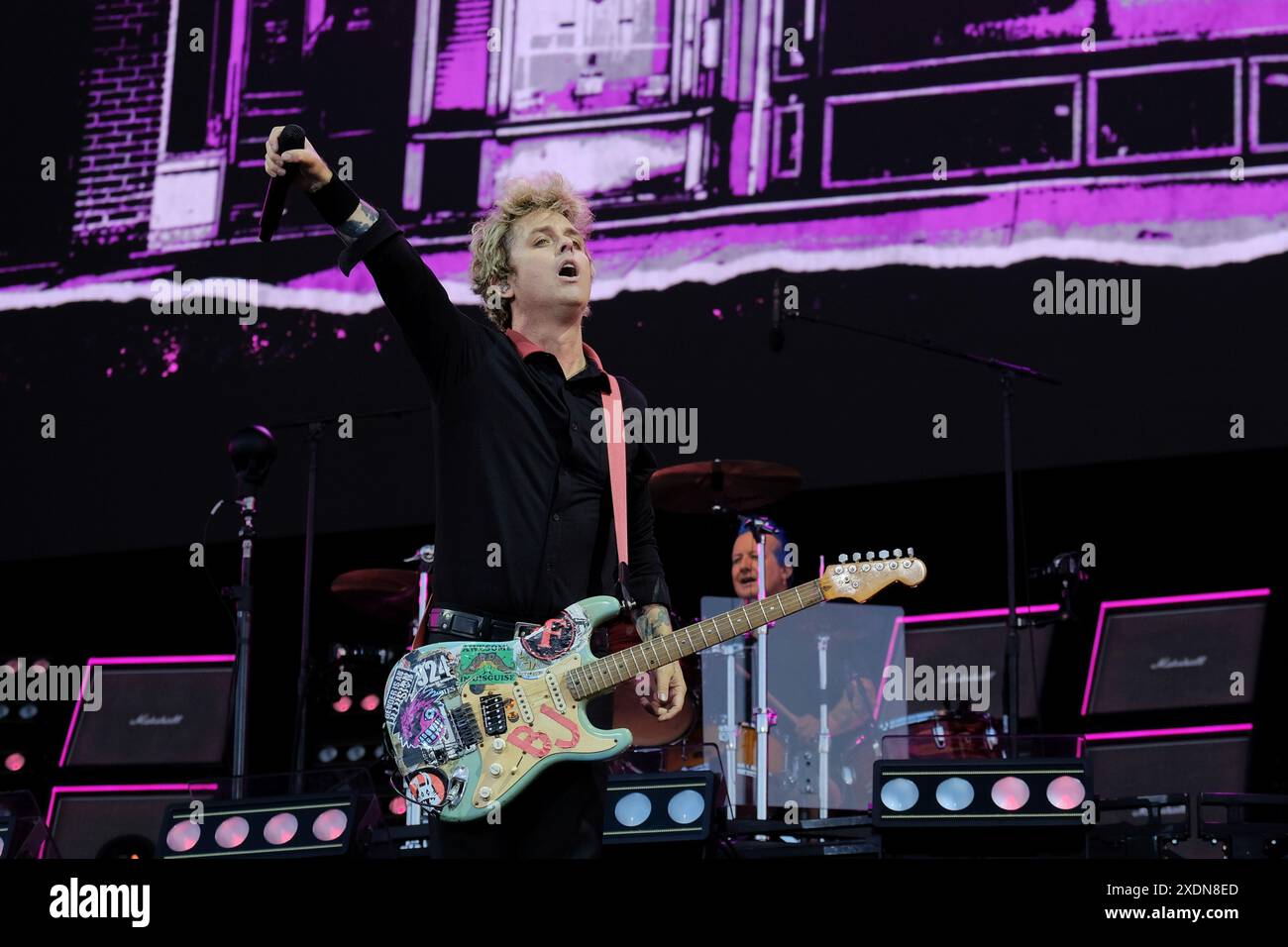 Newport, Großbritannien. Juni 2024. Billie Joe Armstrong, Leadsänger und Gitarrist der amerikanischen Punkband Green Day, tritt live auf der Bühne des Isle of Wight Festivals auf. (Foto: Dawn Fletcher-Park/SOPA Images/SIPA USA) Credit: SIPA USA/Alamy Live News Stockfoto