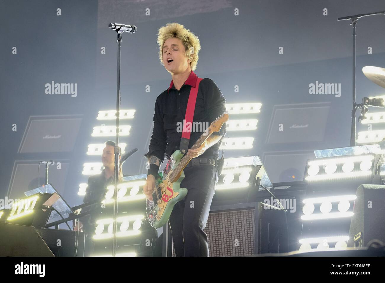 Newport, Großbritannien. Juni 2024. Billie Joe Armstrong, Leadsänger und Gitarrist der amerikanischen Punkband Green Day, tritt live auf der Bühne des Isle of Wight Festivals auf. (Foto: Dawn Fletcher-Park/SOPA Images/SIPA USA) Credit: SIPA USA/Alamy Live News Stockfoto