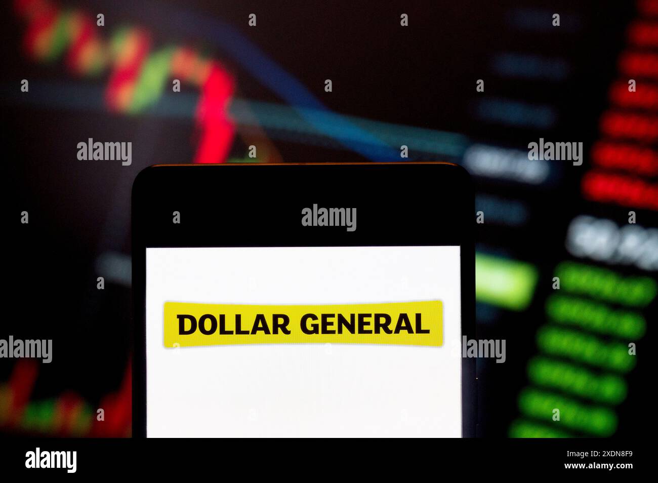 China. Juni 2024. In dieser Fotoabbildung zeigt sich das Logo der amerikanischen Kette von Discount-Varieté-Stores Dollar General (NYSE: DG) auf einem Smartphone mit einem wirtschaftlichen Börsenindex-Diagramm im Hintergrund. (Foto von Budrul Chukrut/SOPA Images/SIPA USA) *** ausschließlich für redaktionelle Nachrichten *** Credit: SIPA USA/Alamy Live News Stockfoto