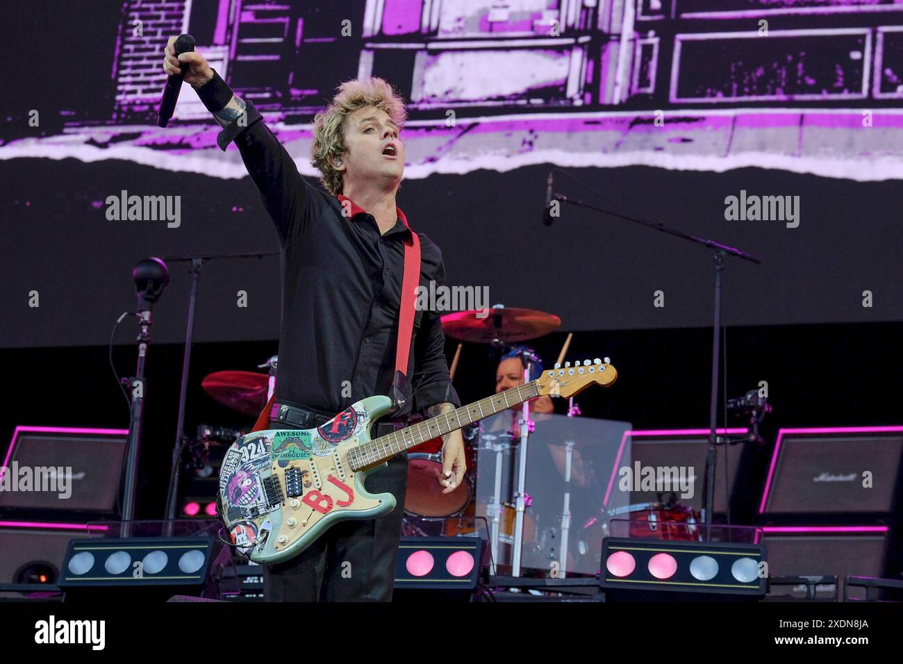 Newport, Großbritannien. Juni 2024. Billie Joe Armstrong, Leadsänger und Gitarrist der amerikanischen Punkband Green Day, tritt live auf der Bühne des Isle of Wight Festivals auf. (Foto: Dawn Fletcher-Park/SOPA Images/SIPA USA) Credit: SIPA USA/Alamy Live News Stockfoto