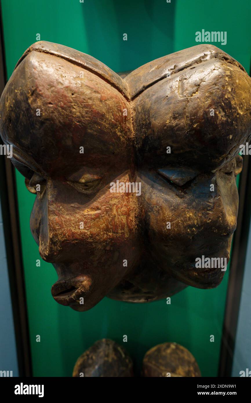 Doppelte afrikanische Krankenmaske, Pende del Zaire ethnicity, 19. century,. Polychromes Holz, Bassa Blanca Museum (msbb). Yannick Vu und Ben Jakober, Alcudia, Mallorca, Spanien. Stockfoto