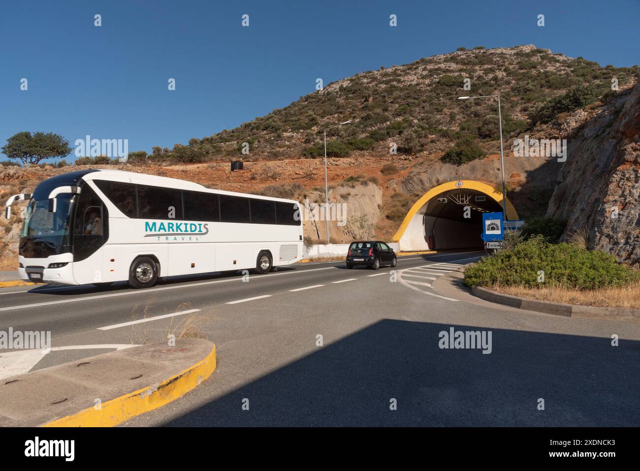 Heraklion Kreta Griechenland Europa. 08.06. 2024. Touristenbus aus einem Bergtunnel entlang der Nationalstraße E75 in der Nähe von Heraklion im Norden Kretas Stockfoto