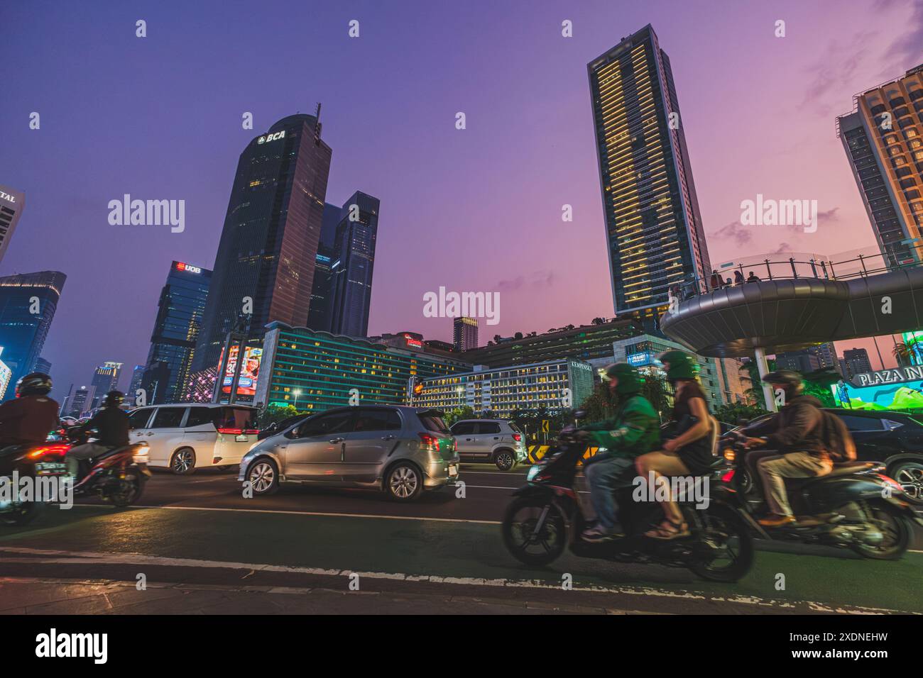 Jakarta, Indonesien - 10. Mai 2024. Diese Nachtszene von Bundaran HI Jakarta zeigt das berühmte Selamat Datang Monument und die umliegende Verkehrsbeleuchtung Stockfoto
