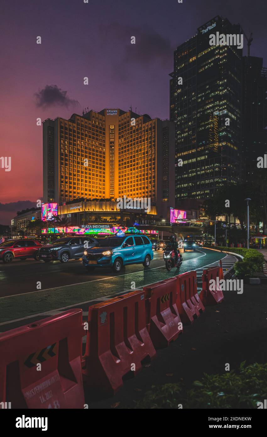 Jakarta, Indonesien - 10. Mai 2024. Ein Blick auf Bundaran HI Jakarta bei Nacht, mit Blick auf das Selamat Datang Denkmal und die umgebende Verkehrsbeleuchtung Stockfoto