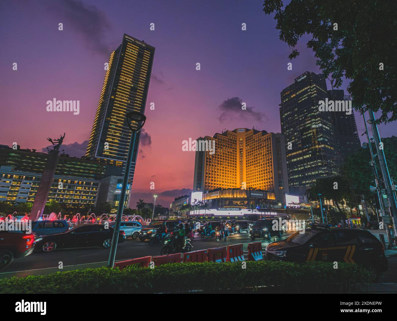 Jakarta, Indonesien - 10. Mai 2024. Ein Blick auf Bundaran HI Jakarta bei Nacht, mit Blick auf das Selamat Datang Denkmal und die umgebende Verkehrsbeleuchtung Stockfoto