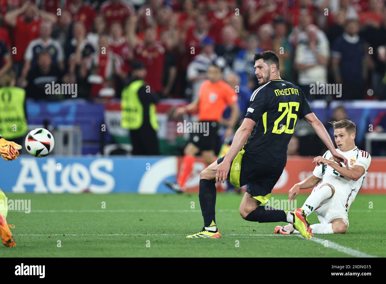 Stuttgart, Deutschland. Juni 2024. Kevin Csoboth (Ungarn)Scott McKenna (Schottland) während des Spiels zur UEFA Euro Germany 2024 zwischen Schottland 0-1 Ungarn in der Stuttgart Arena am 23. Juni 2024 in Stuttgart. Kredit: Maurizio Borsari/AFLO/Alamy Live News Kredit: Aflo Co. Ltd./Alamy Live News Stockfoto