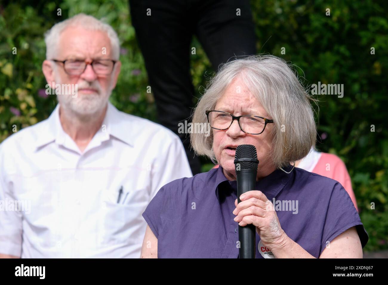 London, UK, 23. Juni 2024. Lindsey German (R), nationaler Konvent der Stop the war Coalition, spricht die Menge an. Jeremy Corbyn, Kandidat für Islington North, hält eine Wahlkampagne im Philip Noel-Baker Peace Garden ab. Eine Armee von Kandidaten will jeden Haushalt im Wahlkreis im Laufe des Wochenendes anrufen. Quelle: Eleventh Photography/Alamy Live News Stockfoto