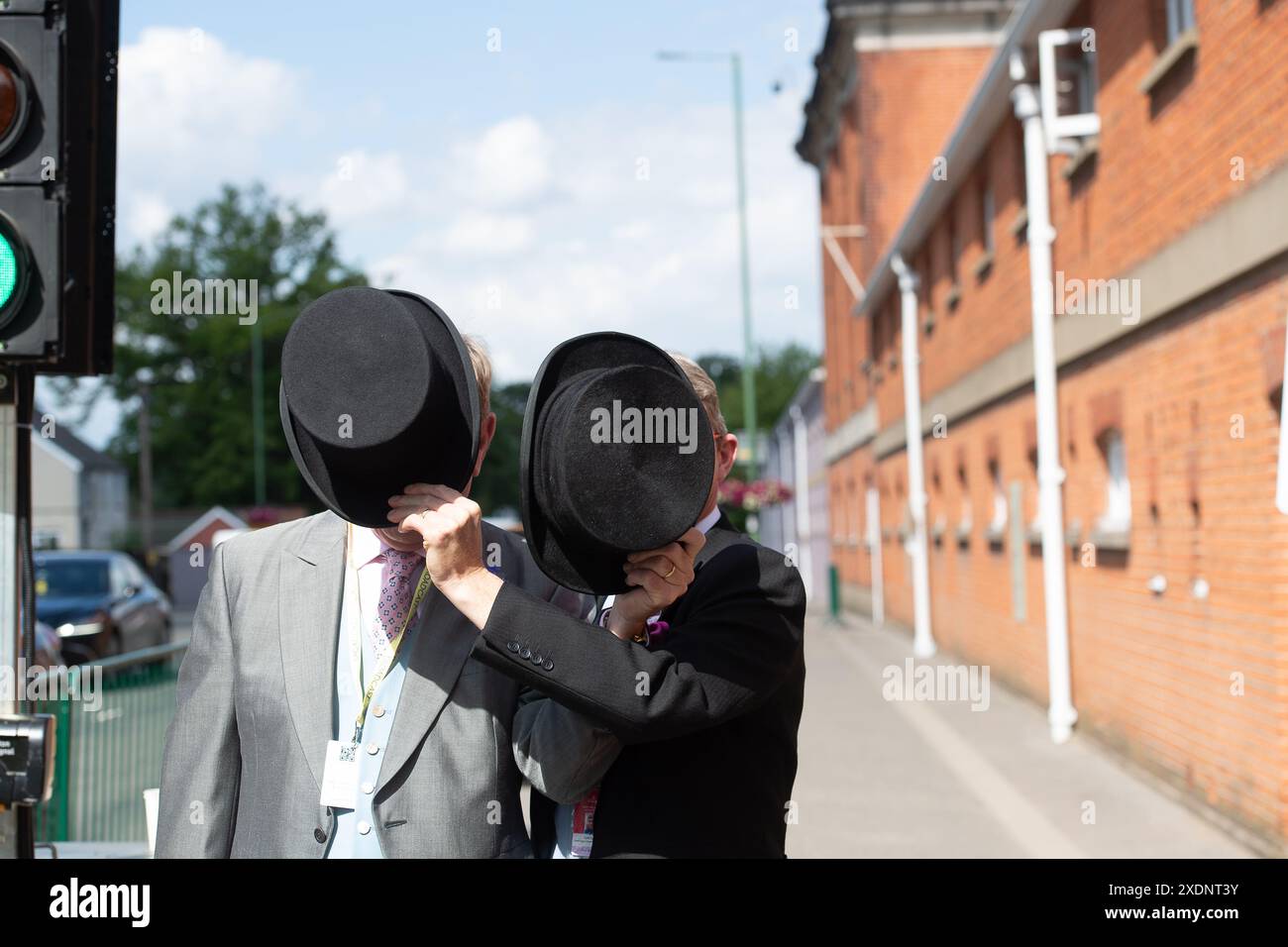 Ascot, Großbritannien. Juni 2024. David Crosse (R) hat Spaß bei der Ankunft am Ascot Racecourse am vierten Tag von Royal Ascot. Kredit: Maureen McLean/Alamy Stockfoto