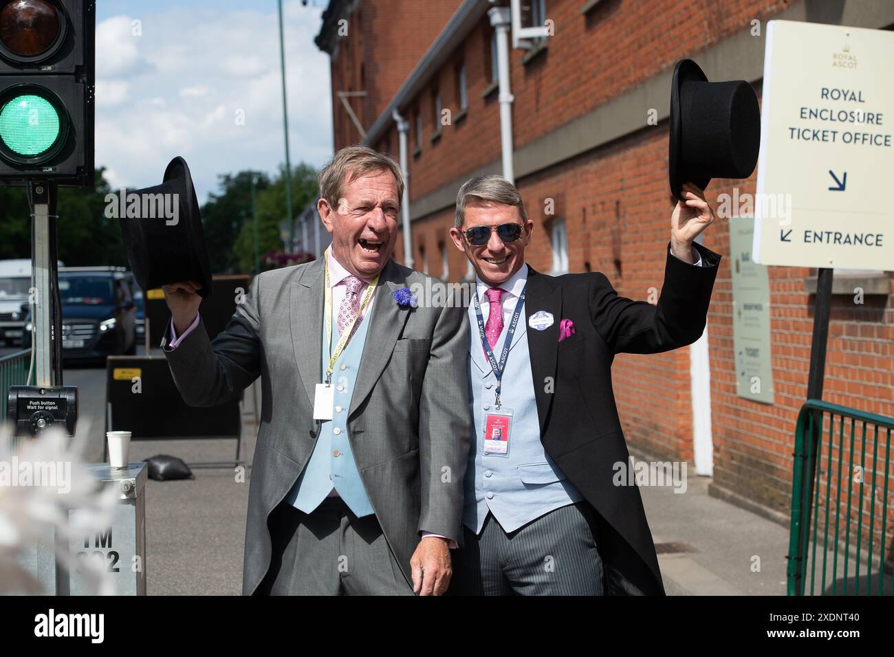 Ascot, Großbritannien. Juni 2024. David Crosse (R) hat Spaß bei der Ankunft am Ascot Racecourse am vierten Tag von Royal Ascot. Kredit: Maureen McLean/Alamy Stockfoto