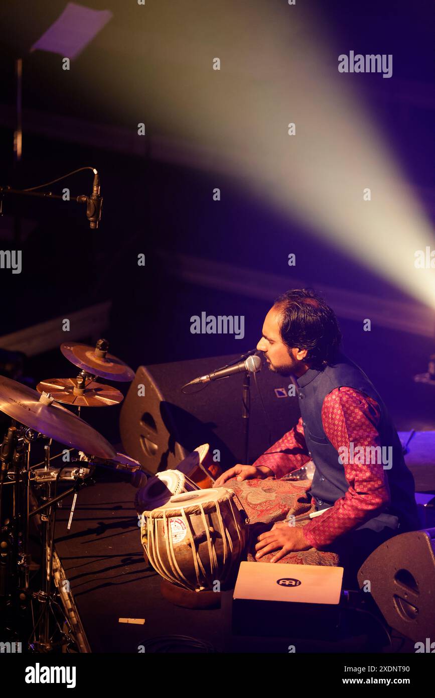 Limoges, Frankreich. Juni 2024. Der Songwriter und Pianist André Manoukian präsentiert seine neue Musikshow „ein Engel am Fenster des Orients“ mit dem französisch-griechischen Sänger Dafné Kritharas an der Limoges Opera. Originalwerk für Klavier, Gesang und Chor. Limoges, Limousin, Frankreich, Europa. Foto: HM Images/Alamy Live News. Stockfoto