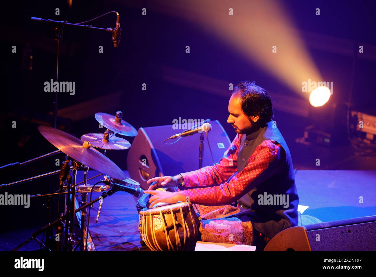 Limoges, Frankreich. Juni 2024. Der Songwriter und Pianist André Manoukian präsentiert seine neue Musikshow „ein Engel am Fenster des Orients“ mit dem französisch-griechischen Sänger Dafné Kritharas an der Limoges Opera. Originalwerk für Klavier, Gesang und Chor. Limoges, Limousin, Frankreich, Europa. Foto: HM Images/Alamy Live News. Stockfoto