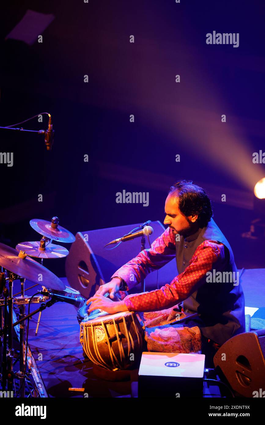 Limoges, Frankreich. Juni 2024. Der Songwriter und Pianist André Manoukian präsentiert seine neue Musikshow „ein Engel am Fenster des Orients“ mit dem französisch-griechischen Sänger Dafné Kritharas an der Limoges Opera. Originalwerk für Klavier, Gesang und Chor. Limoges, Limousin, Frankreich, Europa. Foto: HM Images/Alamy Live News. Stockfoto