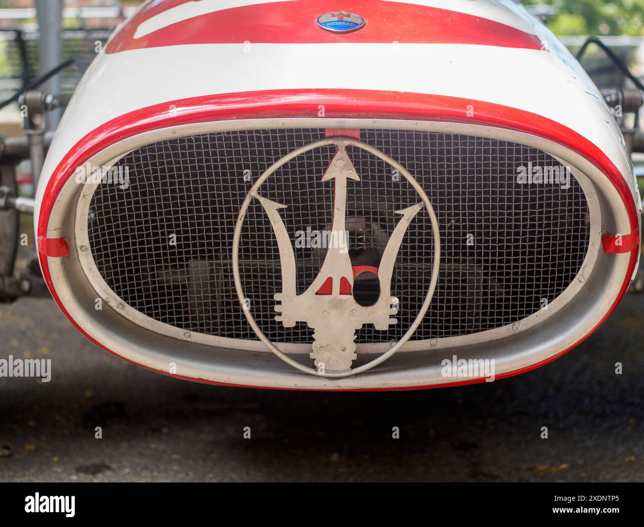 Castellarquato, Italien - 22. Juni 2024 Rallye mit Silberflagge, klassischer rot-weißer maserati-Rennwagen mit prominentem Frontgrill und Emblem, Showcasi Stockfoto