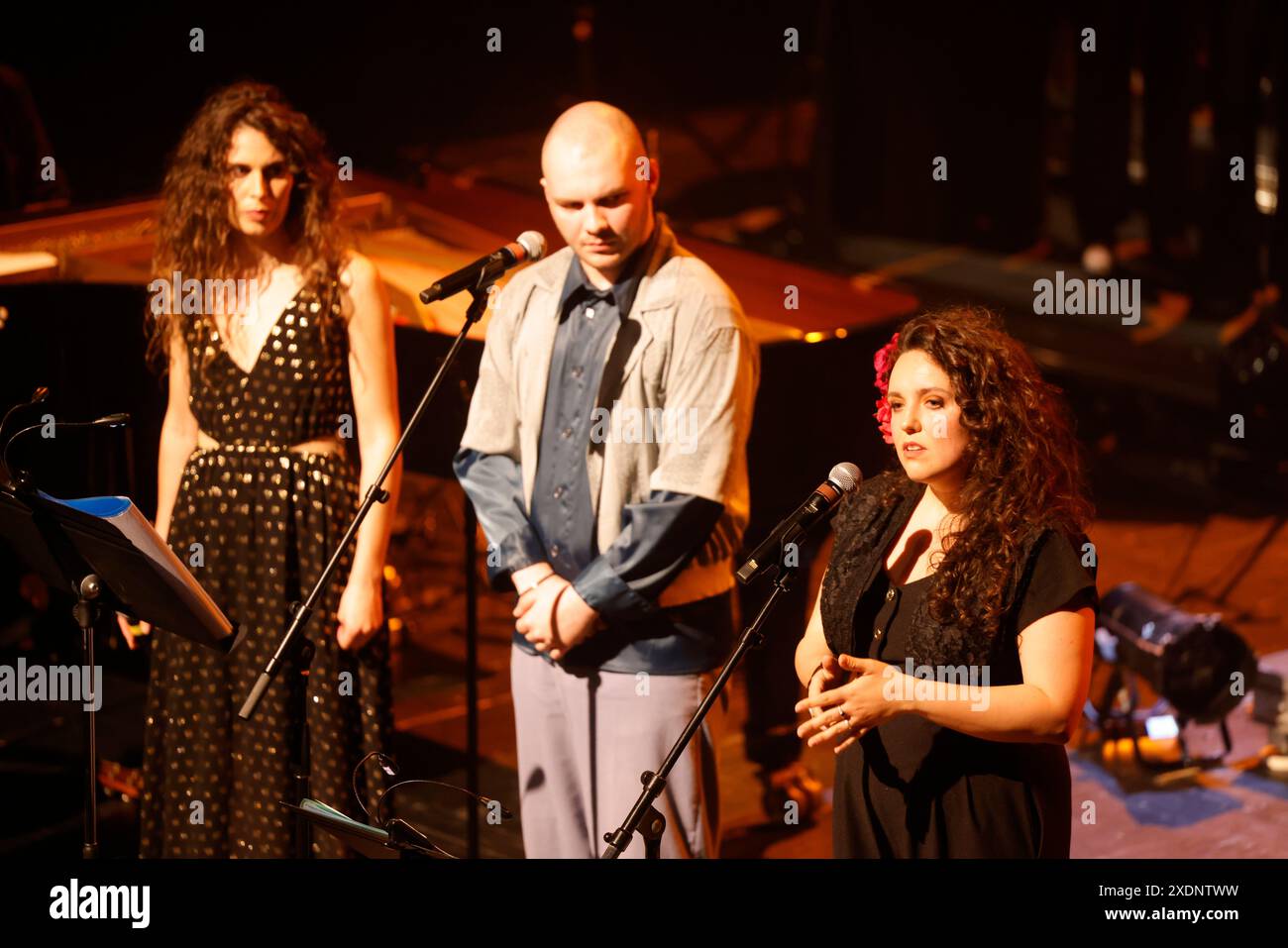 Limoges, Frankreich. Juni 2024. Der Songwriter und Pianist André Manoukian präsentiert seine neue Musikshow „ein Engel am Fenster des Orients“ mit dem französisch-griechischen Sänger Dafné Kritharas an der Limoges Opera. Originalwerk für Klavier, Gesang und Chor. Limoges, Limousin, Frankreich, Europa. Foto: HM Images/Alamy Live News. Stockfoto