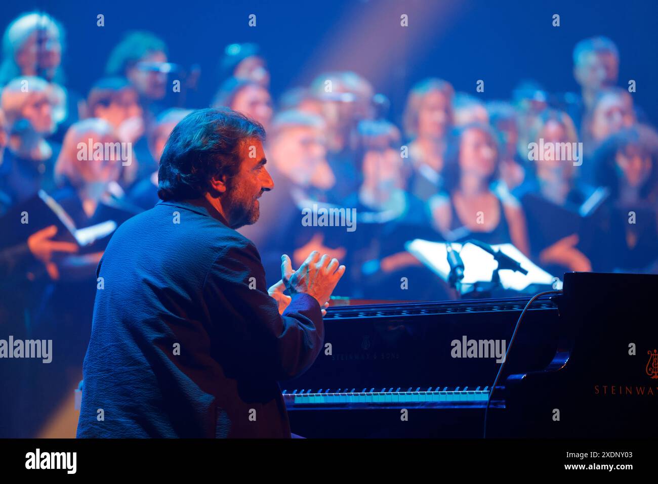 Limoges, Frankreich. 22. Juni 2024. Der Komponist und Pianist André Manoukian präsentiert seine neue Musikshow „ein Engel am Fenster des Orients“ mit dem französisch-griechischen Sänger Dafné Kritharas an der Limoges Opera. Originalwerk für Klavier, Gesang und Chor. Mit dem Chor der Universität Limoges. Limoges, Limousin, Frankreich, Europa. Foto: HM Images/Alamy Live News. Stockfoto