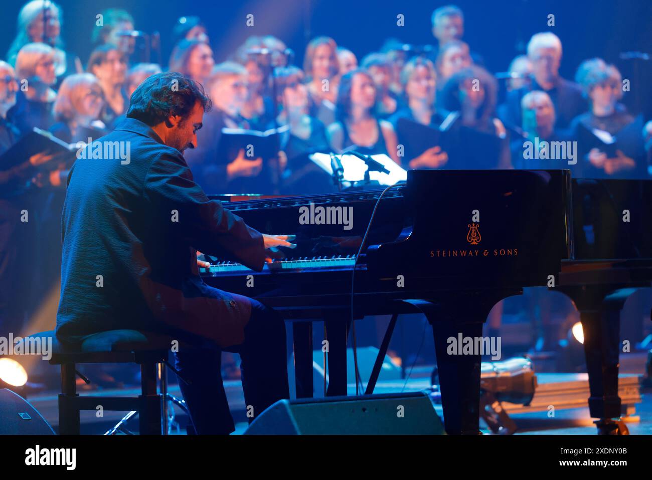 Limoges, Frankreich. 22. Juni 2024. Der Komponist und Pianist André Manoukian präsentiert seine neue Musikshow „ein Engel am Fenster des Orients“ mit dem französisch-griechischen Sänger Dafné Kritharas an der Limoges Opera. Originalwerk für Klavier, Gesang und Chor. Mit dem Chor der Universität Limoges. Limoges, Limousin, Frankreich, Europa. Foto: HM Images/Alamy Live News. Stockfoto