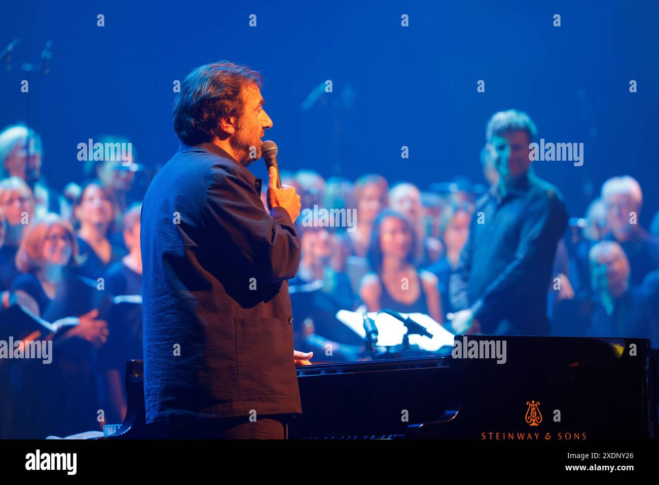 Limoges, Frankreich. 22. Juni 2024. Der Komponist und Pianist André Manoukian präsentiert seine neue Musikshow „ein Engel am Fenster des Orients“ mit dem französisch-griechischen Sänger Dafné Kritharas an der Limoges Opera. Originalwerk für Klavier, Gesang und Chor. Limoges, Limousin, Frankreich, Europa. Foto: HM Images/Alamy Live News. Stockfoto