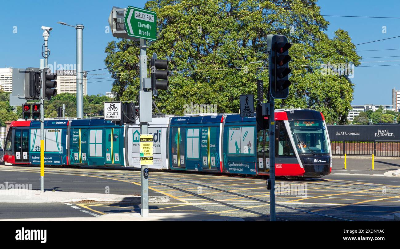 Das Straßenbahnsystem L2 auf der Alison Road (Darley Road) in Randwick, Sydney, Australien. Stockfoto