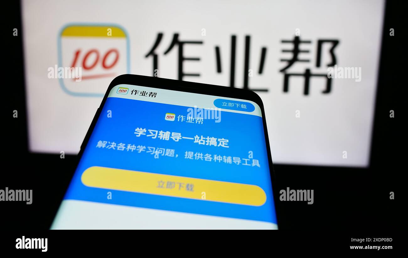 Smartphone mit Website des chinesischen Online-Bildungsplattform-Unternehmens Zuoyebang vor dem Geschäftslogo. Fokussieren Sie sich oben links auf der Telefonanzeige. Stockfoto