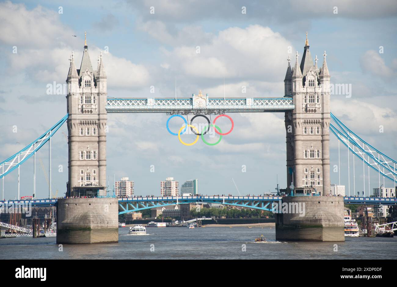 Tower Bridge mit olympischem Symbol, City of London, London, Großbritannien Stockfoto