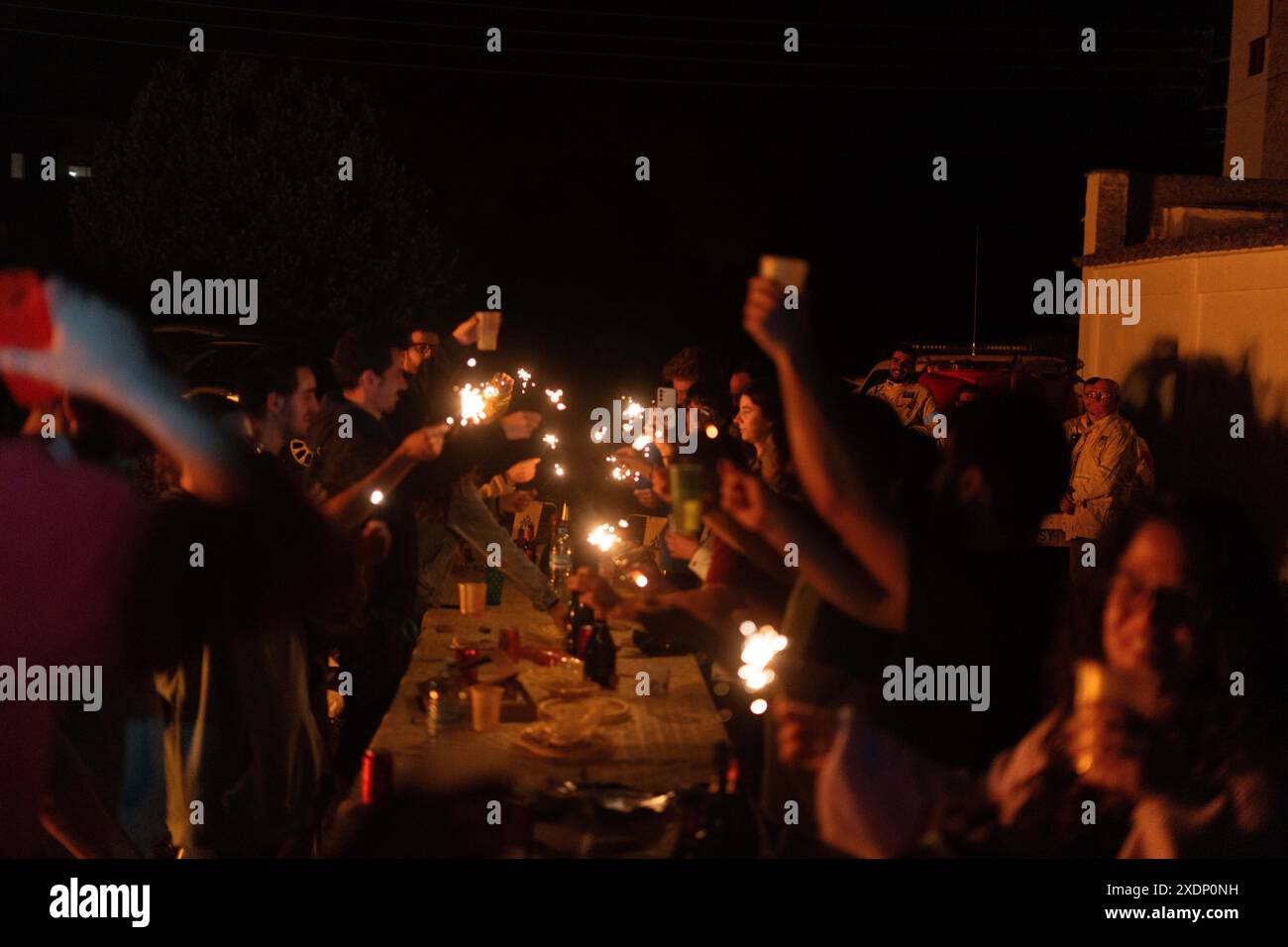 Barcelona, Spanien. Juni 2024. Die Nacht des Heiligen Johannes wird in allen katalanisch sprechenden Gebieten als Feier des Sommerbeginns mit großen Lagerfeuern, Feuerwerken und einem guten Abendessen gefeiert. La noche de San Juan se celebra en todos los territorios de habla catalana como una celebraci-n de la entrada del verano, celebrando con grandes hogueras, Petardos y una buena cena. News CRONACA -Barcelona, Spanien sonntag, 23. juni 2024 (Foto: Eric Renom/LaPresse) Credit: LaPresse/Alamy Live News Stockfoto