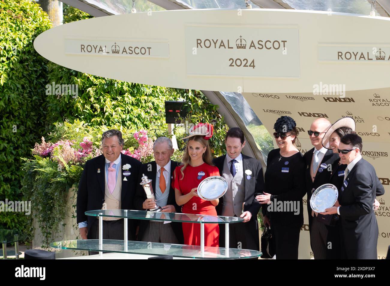 Ascot, Großbritannien. Juni 2024. Die Sieger-Präsentationen für den führenden Royal Ascot 2024 Besitzer, Trainer und Jockey. Coolmore, Aidan O’Brien und Ryan Moore retamierten die führenden Besitzer-, Trainer- und Jockey-Titel. Sechs Siege in der Woche führten Coolmore, Aidan O’Brien und Ryan Moore zum zweiten Mal in Folge zum Titelgewinn bei Royal Ascot. Quelle: Maureen McLean/Alamy Live News Stockfoto