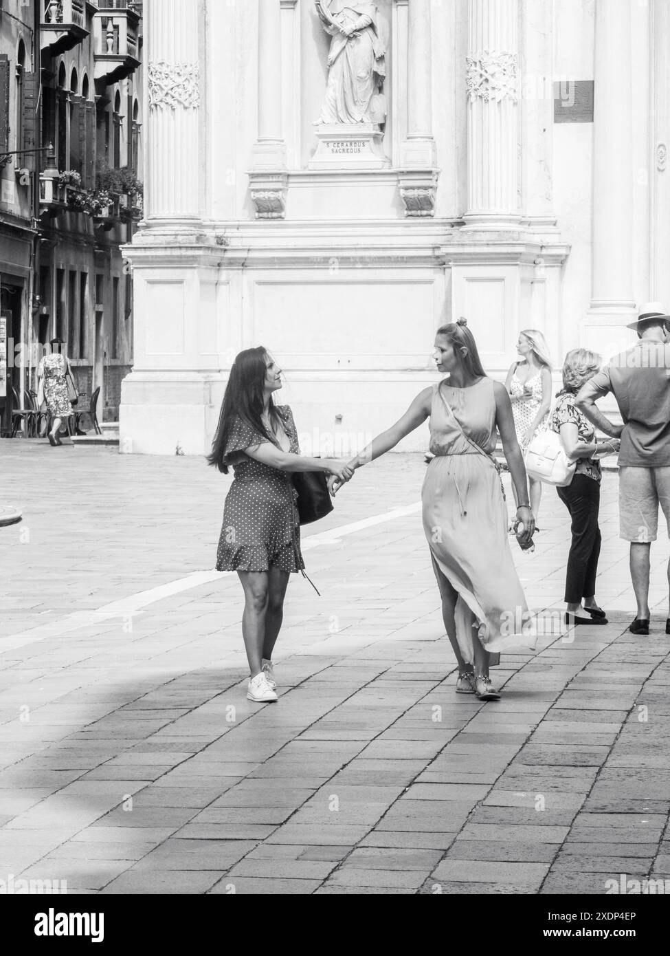 Venedig, Italien - 30. Juni 20220 zwei Freunde schlendern fröhlich Hand in Hand durch das charmante venedig, italien, und schaffen unvergessliche Erinnerungen beim Entspannen Stockfoto