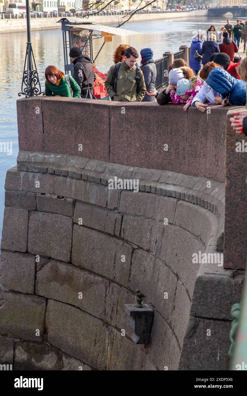 Sankt Petersburg, Russland - 27. Juli 2019: Touristen befinden sich in der Nähe des kleinen, aber sehr beliebten Denkmals Tchizhik-Pyzhik des Bildhauers Rezo Gabriadze Stockfoto