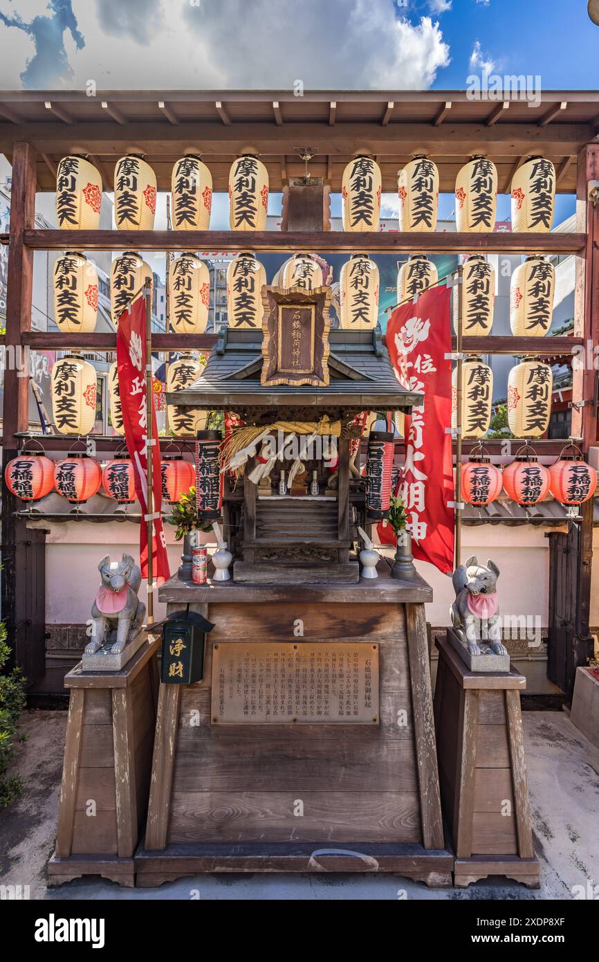 Tokio, Japan. 24. August 2023: Ishibashi Inari Jinja Shinto-Schrein. Das Hotel befindet sich im Ueno-Viertel neben dem Todaiji-Tempel und der Verwahrung der Marishiten-Gottheit Go Stockfoto