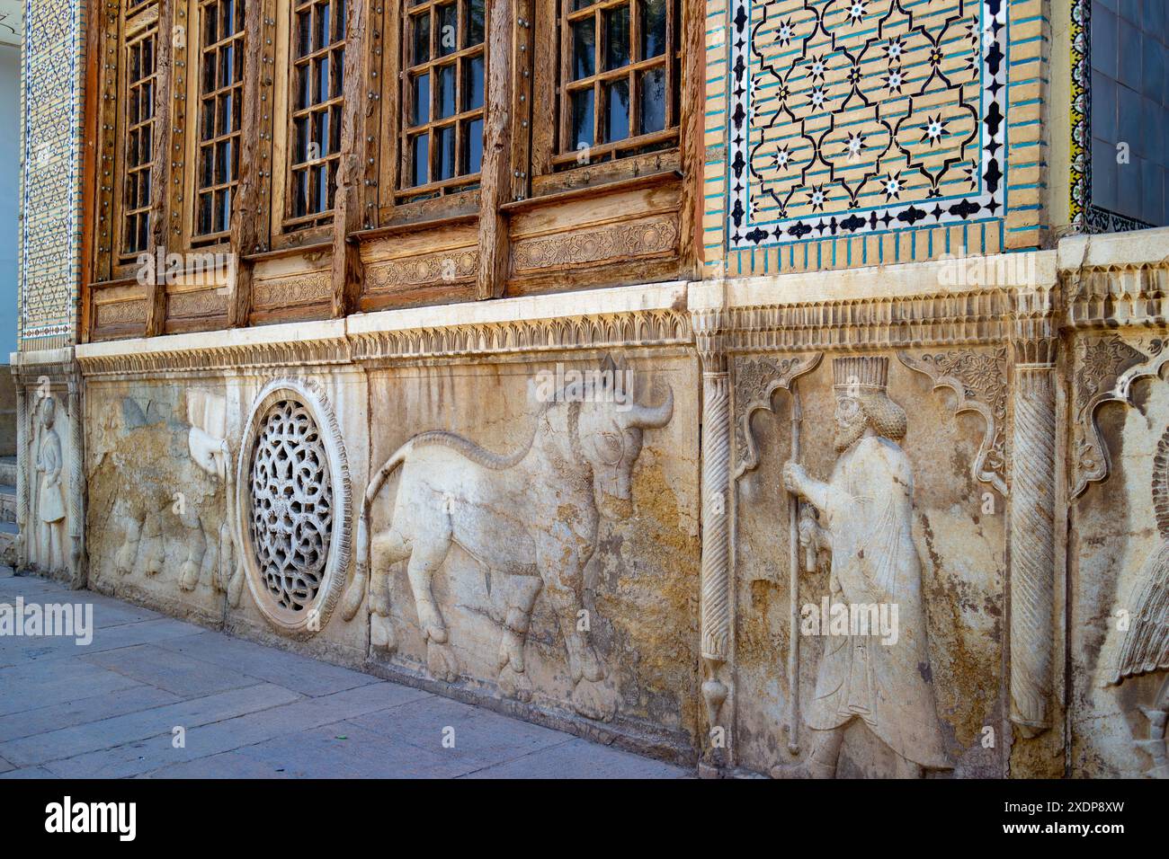 Die Außenwand eines historischen Herrenhauses ist mit Schnitzereien verziert, Shiraz, Iran. Stockfoto Die Außenwand eines historischen Herrenhauses ist mit Schnitzereien verziert, Shiraz, Iran. Stockfoto