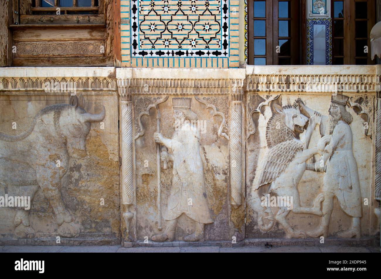 Steinschnitzereien an der Außenmauer eines historischen Herrenhauses aus dem 19. Jahrhundert, Shiraz, Iran. Stockfoto Steinschnitzereien an der Außenmauer eines historischen Herrenhauses aus dem 19. Jahrhundert, Shiraz, Iran. Stockfoto