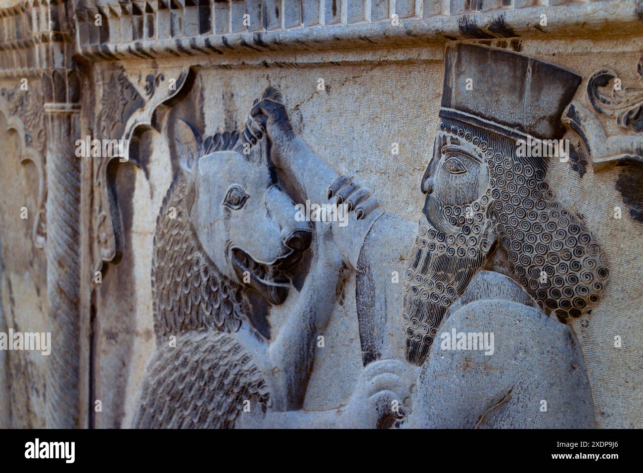 Steinschnitzerei eines persischen Soldaten, der gegen eine mythische Kreatur kämpft. Stockfoto Steinschnitzerei eines persischen Soldaten, der gegen eine mythische Kreatur kämpft. Stockfoto