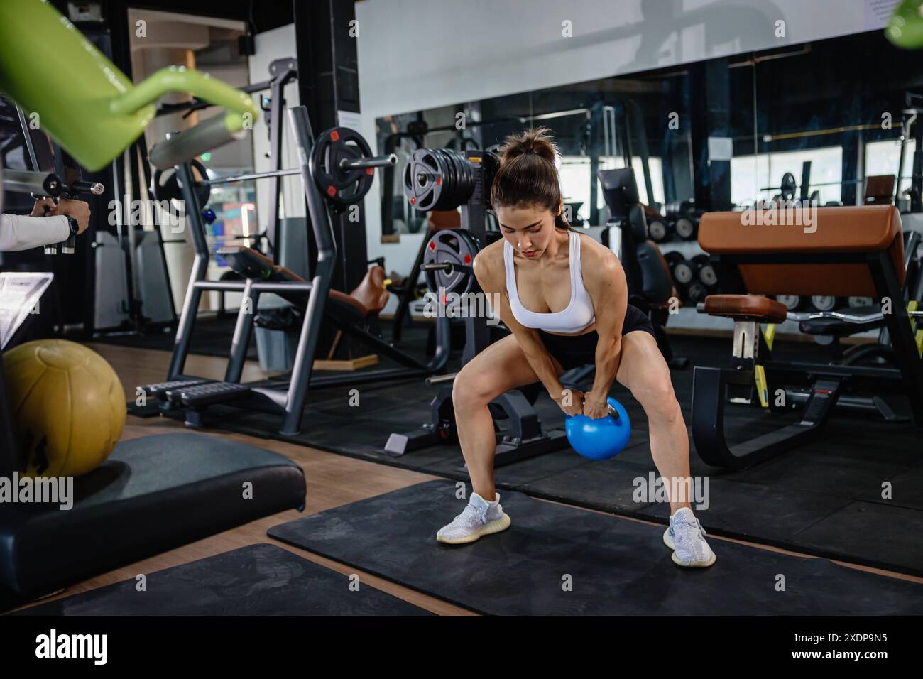 Wasserkocher. Sport gesunde Frauen im Kettlebell Training in Fitness Gym. Körperpflege Krafttraining im Sportclub. Stockfoto