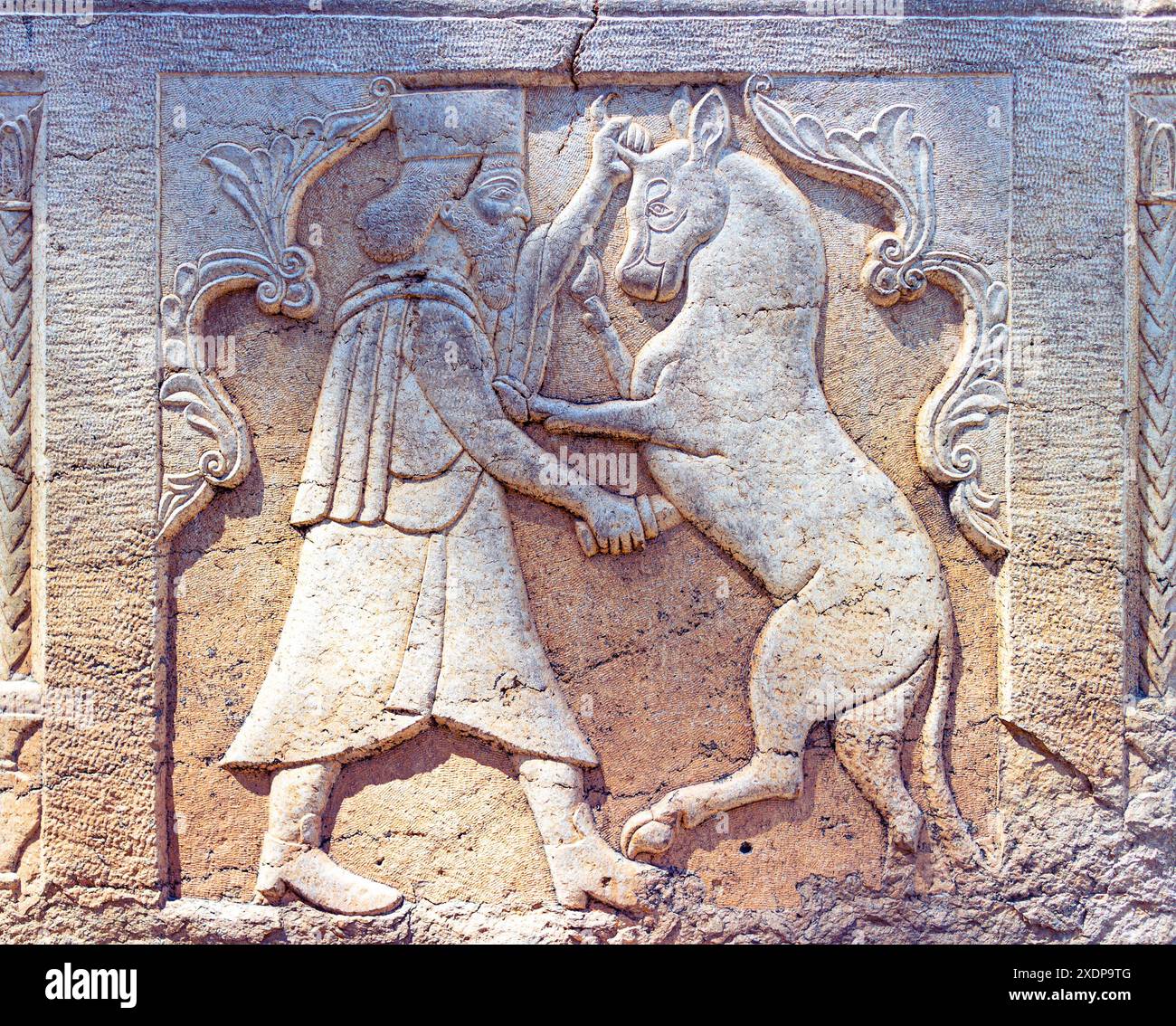 Historischer persischer Soldat, der gegen eine mythische Kreatur kämpft. Stockfoto Historischer persischer Soldat, der gegen eine mythische Kreatur kämpft. Stockfoto