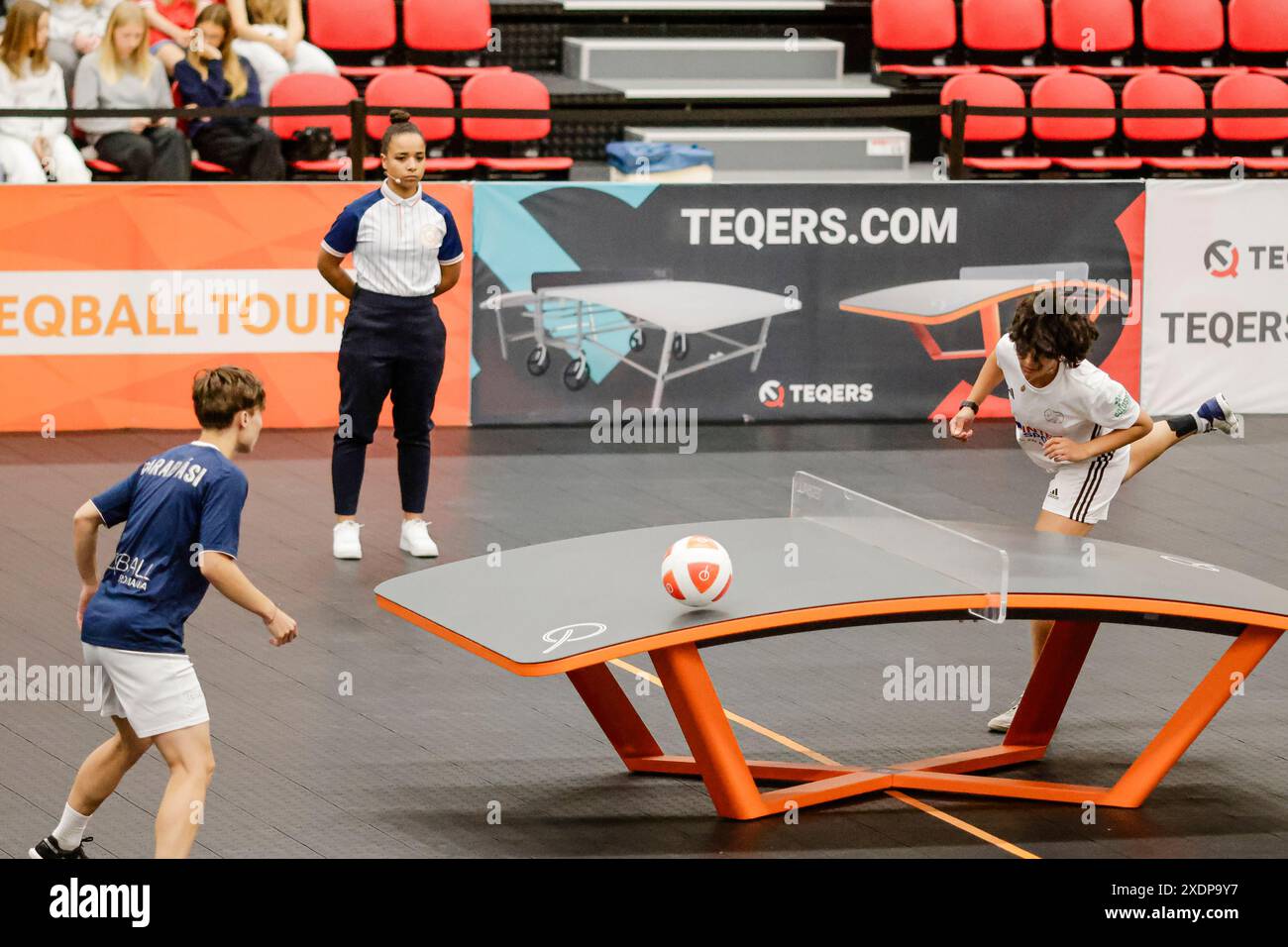 Die rumänische Spielerin Kinga Barabasi (L) und die französische Spielerin Amelie Julian spielen während der Teqball Tour in Grindsted, Dänemark. Stockfoto