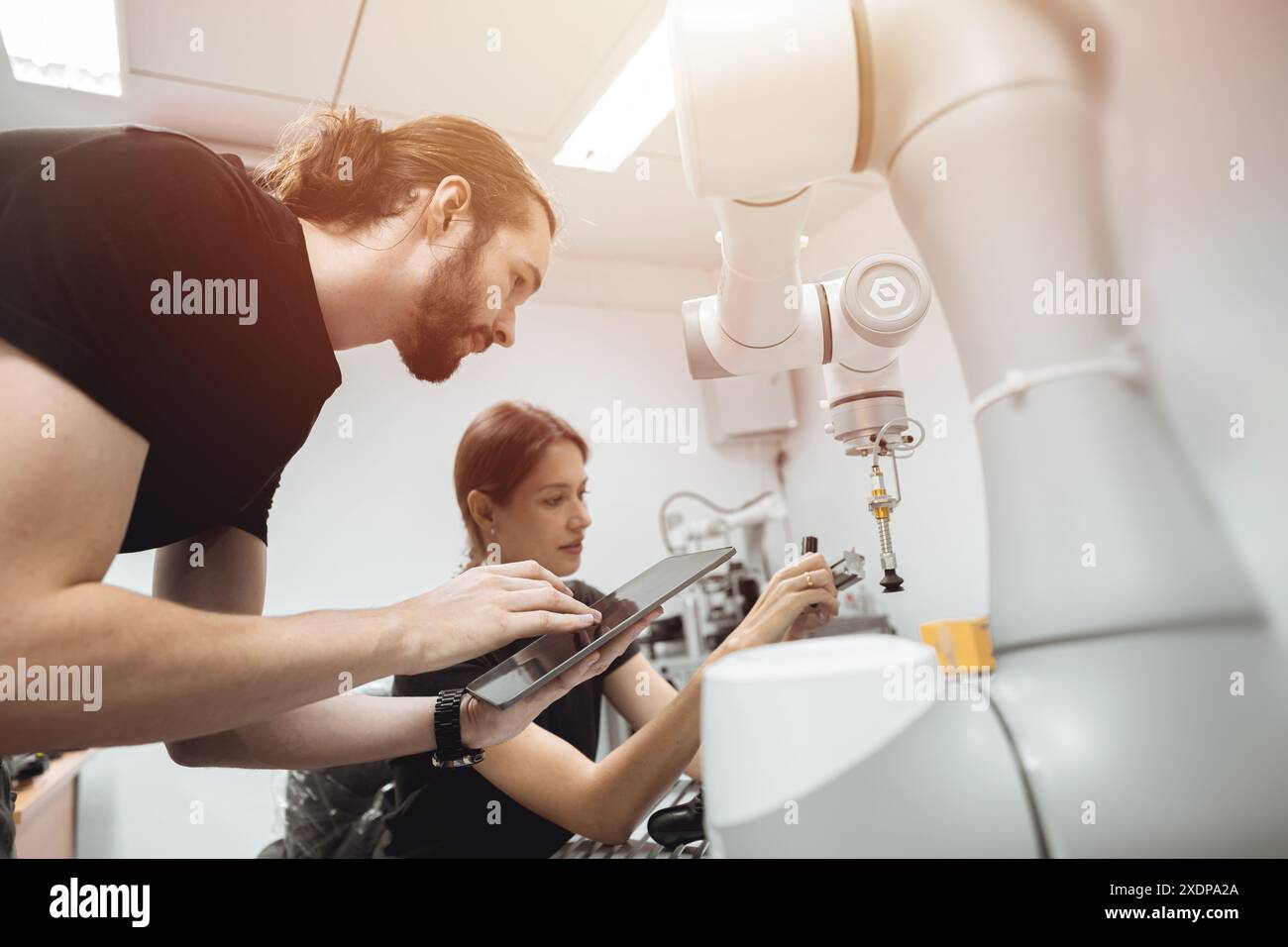 Industrierobotik-Programm Universitätsstudenten lernen mechanische Montage mit Roboter Universal Training Platform Roboterarm Simulation mod Stockfoto