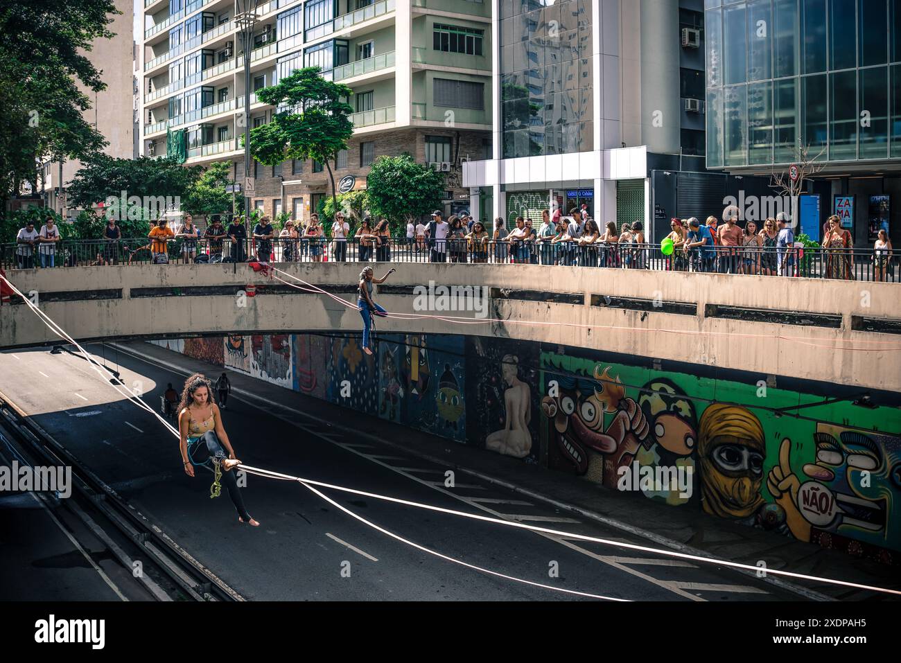 Slacklining Performance auf der Avenida Paulista - São Paulo, Brasilien Stockfoto