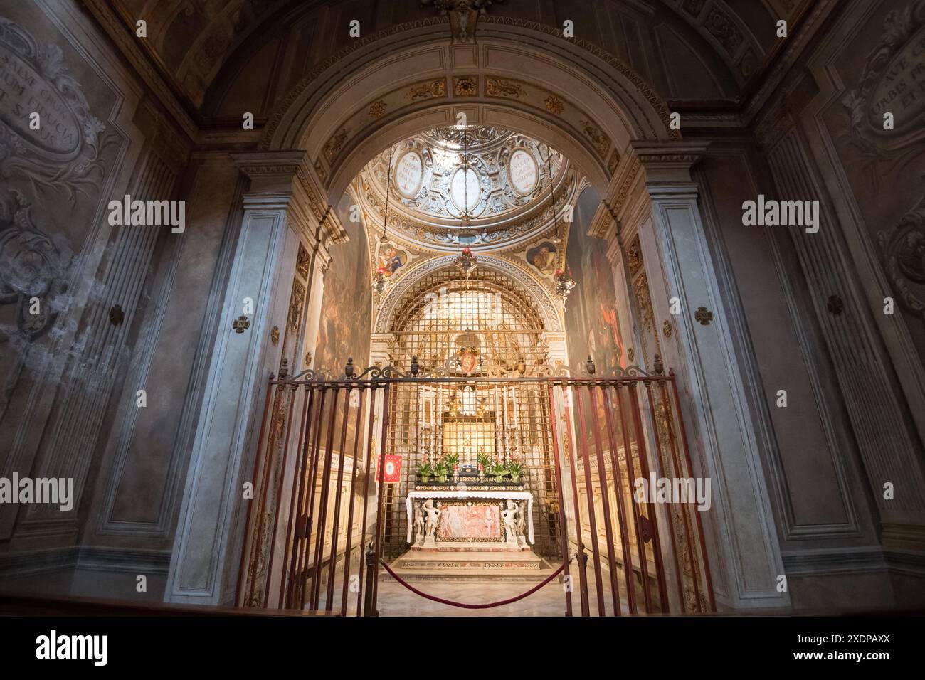 Frühe Renaissance Cappella delle Sante Croci (Kapelle der Heiligen Kreuze) von XV bis XV Jahrhundert im romanischen Dom Vecchio (alte Kathedrale) Concattedr Stockfoto