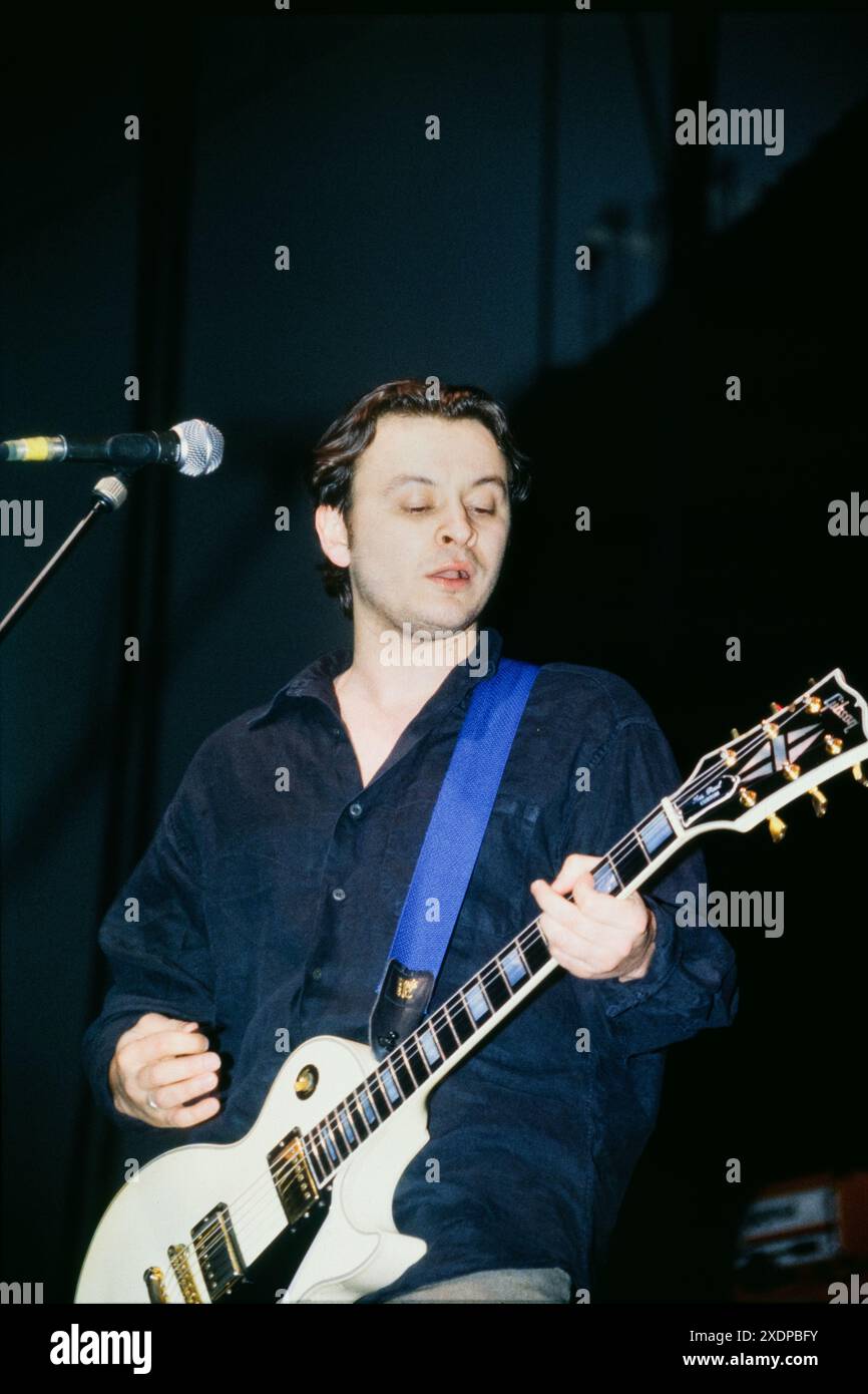 MANIC STREET PREACHERS, POST-RICHEY COMEBACK-AUFTRITT, 1996: James Dean Bradfield von der walisischen Band Manic Street Preachers spielte am 19. März 1996 in der Cardiff International Arena in Wales, Großbritannien als Support für Oasis. Foto: Rob Watkins. INFO: Dieses Konzert war die walisische Band Manic Street Preachers, die nach dem Verschwinden ihres Texters Richey Edwards wieder auf Tournee ging. Auf dieser Tour präsentierten sie Songs wie „Design for Life“ aus ihrem legendären Album „Everything Must Go“. Stockfoto