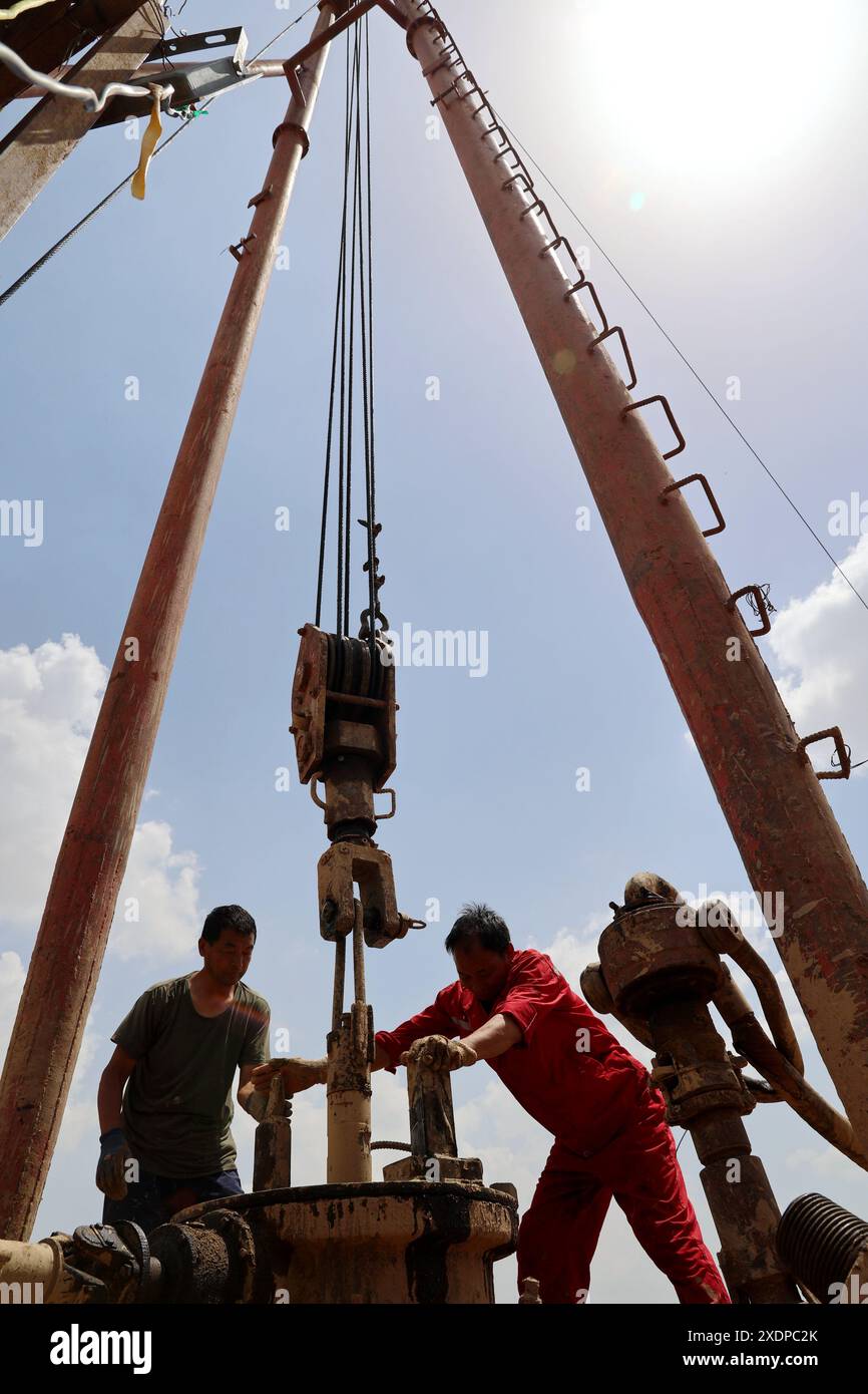 BINZHOU, CHINA - 24. JUNI 2024 - Arbeiter arbeiten hart daran, Wasser aus einem Brunnen in der Stadt Yangliuxue, Stadt Binzhou, ostchinesische Provinz Shandong, zu ziehen, 24. Juni Stockfoto