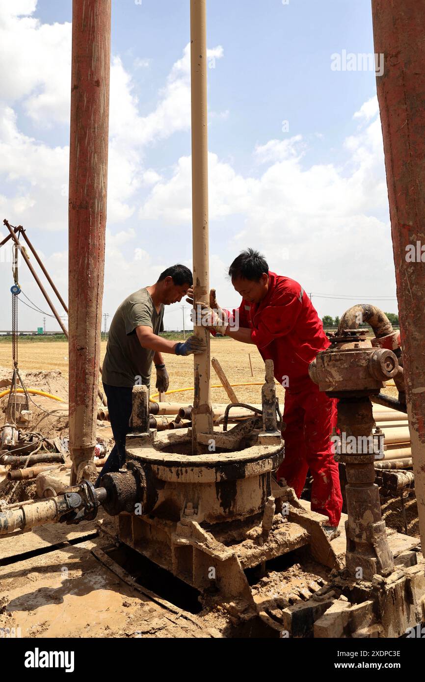 BINZHOU, CHINA - 24. JUNI 2024 - Arbeiter arbeiten hart daran, Wasser aus einem Brunnen in der Stadt Yangliuxue, Stadt Binzhou, ostchinesische Provinz Shandong, zu ziehen, 24. Juni Stockfoto