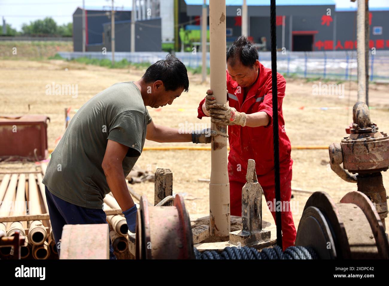 BINZHOU, CHINA - 24. JUNI 2024 - Arbeiter arbeiten hart daran, Wasser aus einem Brunnen in der Stadt Yangliuxue, Stadt Binzhou, ostchinesische Provinz Shandong, zu ziehen, 24. Juni Stockfoto