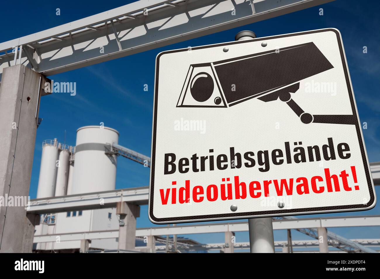 Deutsches Schild: Betriebsgelaende videoueberwacht! Firmengelände unter Videoüberwachung! Stockfoto