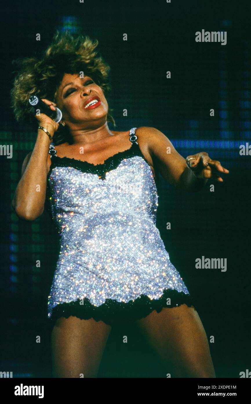 TINA TURNER, CARDIFF, 1996: Tina Turner spielt Cardiff Arms Park auf ihrer wildesten Dream World Tour am 14. Juli 1996 in Cardiff, Wales. Foto: Rob Watkins. INFO: Tina Turner (1939–2023) war eine ikonische amerikanische Sängerin und Schauspielerin, die für ihre kraftvolle Stimme und ihre elektrisierenden Auftritte bekannt war. Berühmt wurde sie in den 1960er Jahren mit Ike Turner und Hits wie River Deep – Mountain High. Sie genoss in den 1980er und 1990er Jahren eine bemerkenswerte späte Solokarriere mit Klassikern wie What's Love Got to Do with IT. Stockfoto